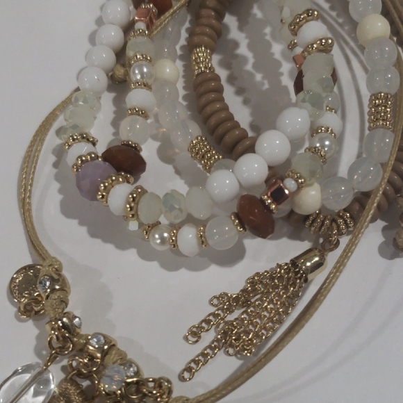 Elegant Set of 5 Gold tone Colorful Beaded Bracelets - Women's Fashion Jewelry - Picture 5 of 9